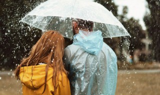 下雨天可以穿皮鞋出门吗 能不能在下雨天穿皮鞋