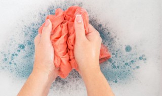 白衣服滴上辣椒油怎么办 白衣服滴上辣椒油怎么洗