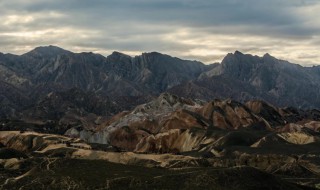 重峦叠嶂的意思 重峦叠嶂是什么意思