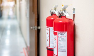 干粉灭火器的使用方法四个步骤 干粉灭火器的使用方法介绍