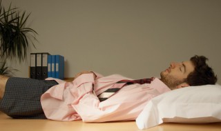 做梦梦到狼追我的意思 梦见狼追我有什么征兆