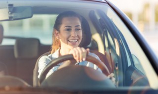 女人梦见自己开车预兆的意思 女性梦见开车的预示