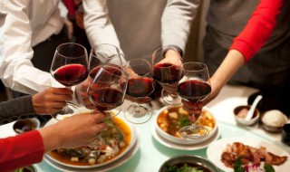 参加单位聚餐职场新人注意什么意思 参加单位聚餐职场新人注意如下四个事项