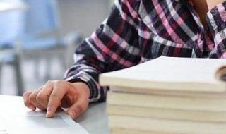 春草明年绿王孙归不归的意思 这句话出自哪里