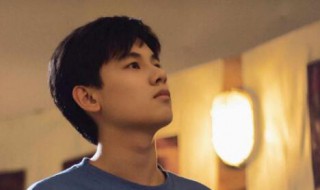 时光的扇子是谁送的 时光的扇子是谁给的