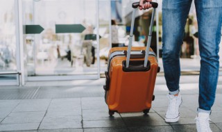 行李牌怎么挂行李箱上 行李牌挂行李箱的方法