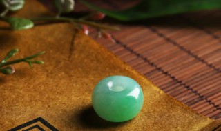 翡翠里面的黑点是什么 翡翠里面的黑点解释