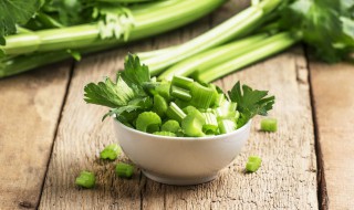 虾仁炒什么最好吃 制作虾仁炒芹菜的方法