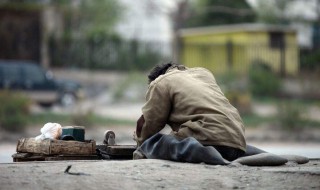 梦见自己穿破衣服是什么意思 有什么征兆吗