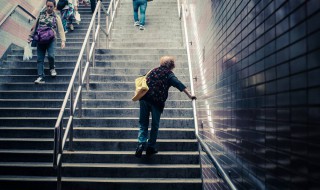 梦见爬楼梯很艰难爬上去 到底代表着什么意思呢