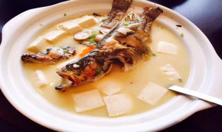 豆腐炖什么好吃 豆腐炖鱼的做法