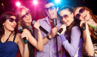 我祝祖国三杯酒歌词 我祝祖国三杯酒歌词是什么