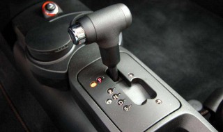 开车右脚的正确方法 应该怎么做