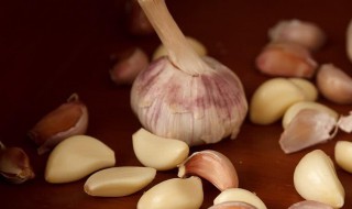大蒜怎么剥皮最快 教你如何快速剥蒜皮
