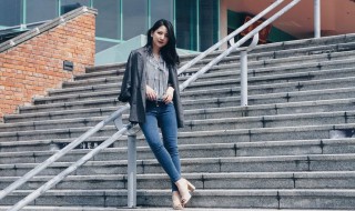 女牛仔裤配什么上衣好看 你懂搭配时尚吗