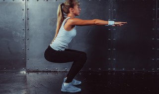 女性深蹲的标准动作 深挖深蹲细节