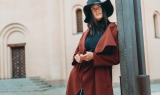 焦糖色风衣搭配 这样穿又高级又美翻了