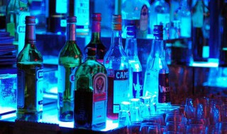 去酒吧穿西服合适吗 酒吧是个什么样的地方