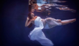 长豆裙配什么外套好看 长款裙配什么外套好看