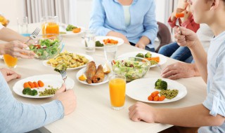 午饭说说短语心情句子 适合吃午饭的说说