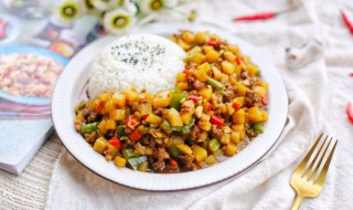 如何做土豆肉盖饭 土豆肉盖饭的做法介绍