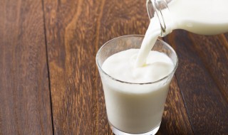 煮牛奶时加糖对它的营养成分有影响吗 煮牛奶时加糖会有什么影响