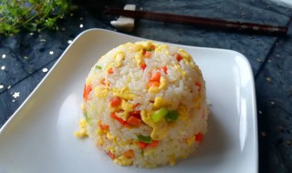 蛋炒饭的简单做法 怎么做蛋炒饭