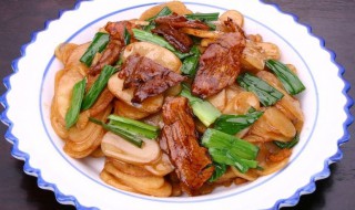 如何做腊肉炒年糕 自己怎么做腊肉炒年糕