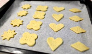 烤盘垫油纸方法 如何在烤盘上铺牛油纸