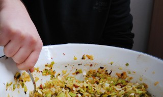 盐拌韭菜怎么做 韭菜可以这样拌着吃