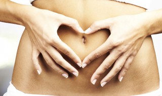 肚脐眼里的黑块能抠吗 肚脐眼里的黑块不能抠