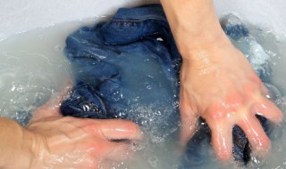 黑色衣服上的牙膏渍怎么能洗掉 黑色衣服上的牙膏渍能洗掉的方法