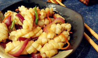 洋葱鱿鱼花的做法 洋葱鱿鱼花的做法介绍