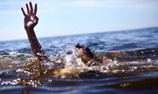 不慎落水如何自救 不慎落水怎么自救