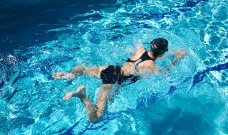 蛙泳腿部慢动作 蛙泳腿部动作详细分解