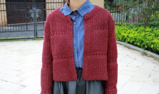 酒红色外套配什么颜色打底衫 这样搭漂亮