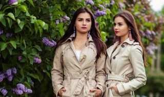 风衣后面腰带打结法 风衣后的衣带有什么打结的方法？