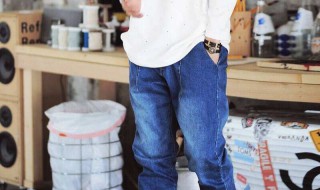 水洗白牛仔裤和深蓝色牛仔裤配什么颜色户外鞋 潮流达人教你这样搭配