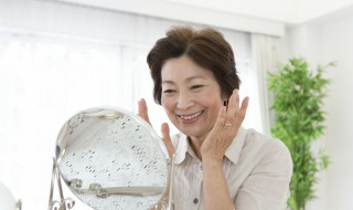 65岁女人穿衣搭配 中老年女性穿衣搭配技巧