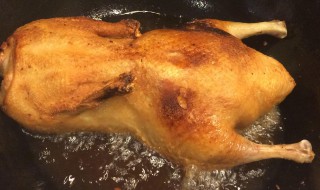 鸭子怎样做会变成黄金色 鸭子怎样做成金黄色的烤鸭