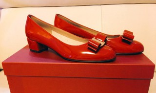 蜡烛滴在鞋上怎么处理 蜡烛油滴到了鞋子上怎么洗