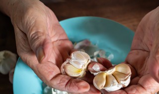 剥生蒜的方法 这两招很好用