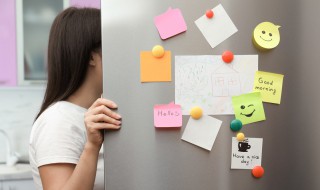 打开冰箱门能让屋子凉快下来么 冰箱制冷的原理是什么