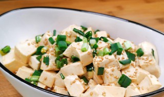小葱拌豆腐的后面一句是什么 小葱拌豆腐的后面一句