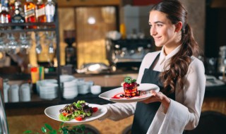 传菜员怎么端菜稳 关于传菜员的端菜方法介绍