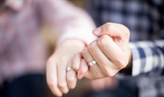 小指戴戒指是什么意思 戒指戴在小指上是什么意思？