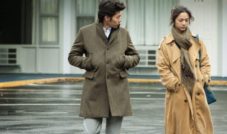 风衣怎么叠不会皱 做法很简单