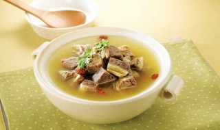 牛肉汤放什么补气血 煲牛肉汤可以放什么药材