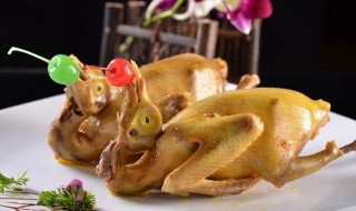 姜葱焗乳鸽制作方法 诱人的姜葱焗乳鸽怎么做好吃又简单