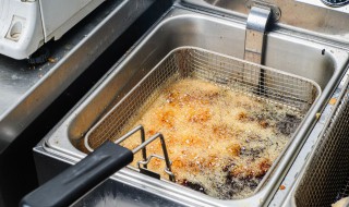 如何把炸黑的油变干净 把炸黑的油变干净的操作步骤